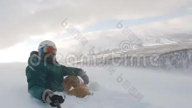 滑雪者坐在上坡和锁定坐骑在暴风雨的一天，拍摄在戈普罗英雄8黑色，框架拍摄在一个自由